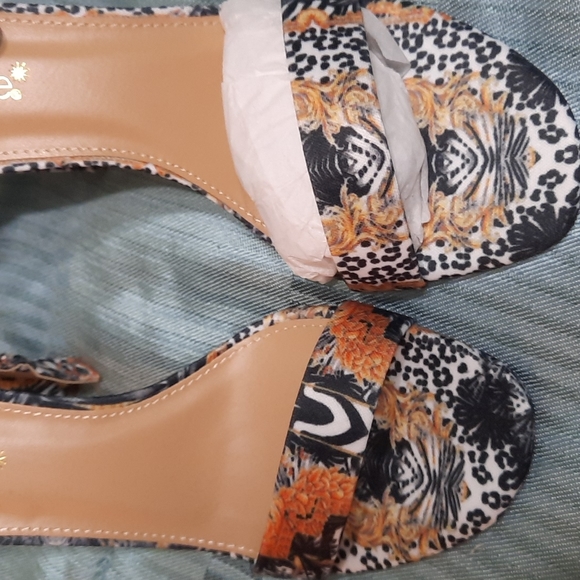 Heels with beautiful print - Picture 2 of 5